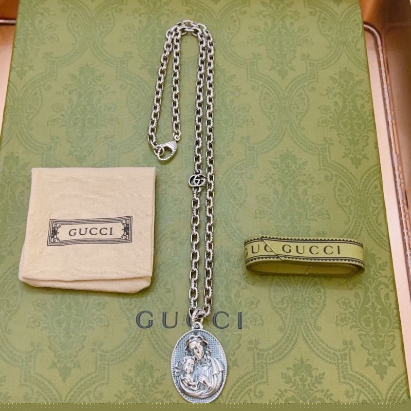 G*u*i necklaces